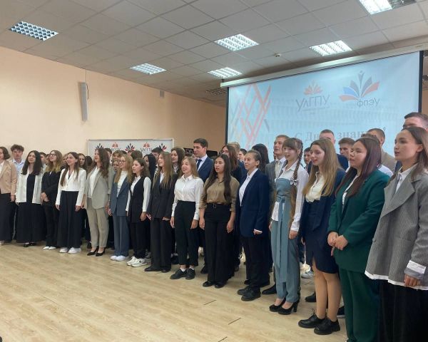 Председатель молодёжного крыла Ульяновского реготделения Ассоциации юристов России вручил первые студенческие билеты