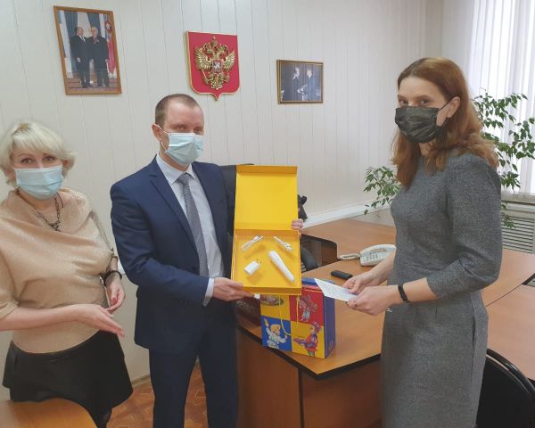 Ульяновские нотариусы подарили слабовидящим детям уникальные книги