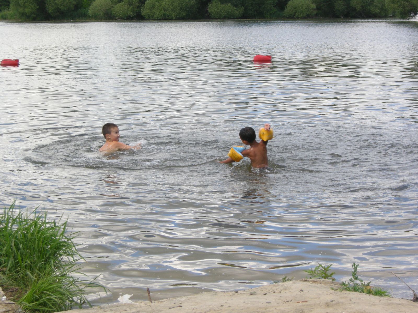 Купаться запрещено, но все равно купаются: в Ульяновске проверили «безопасность детства»