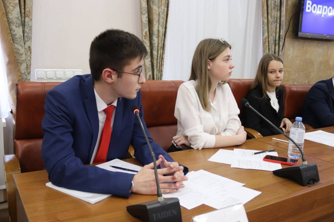 Молодые депутаты представили свои законодательные инициативы