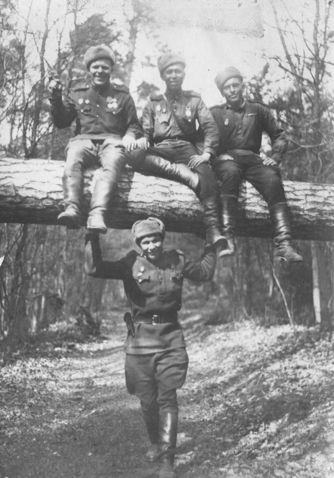 апрель 1945, рядом с рекой Одер, Вьюговский - стоит внизу