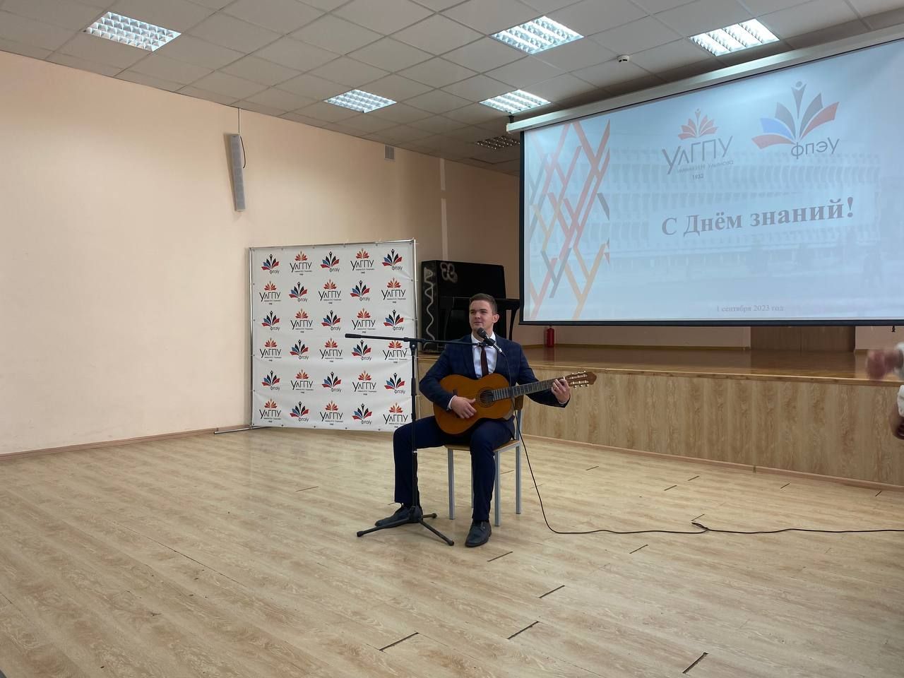 Председатель молодёжного крыла Ульяновского реготделения Ассоциации юристов России вручил первые студенческие билеты