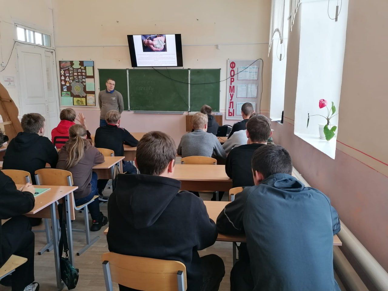 Ульяновская команда юристов продолжает проводить уроки права для юных жителей региона