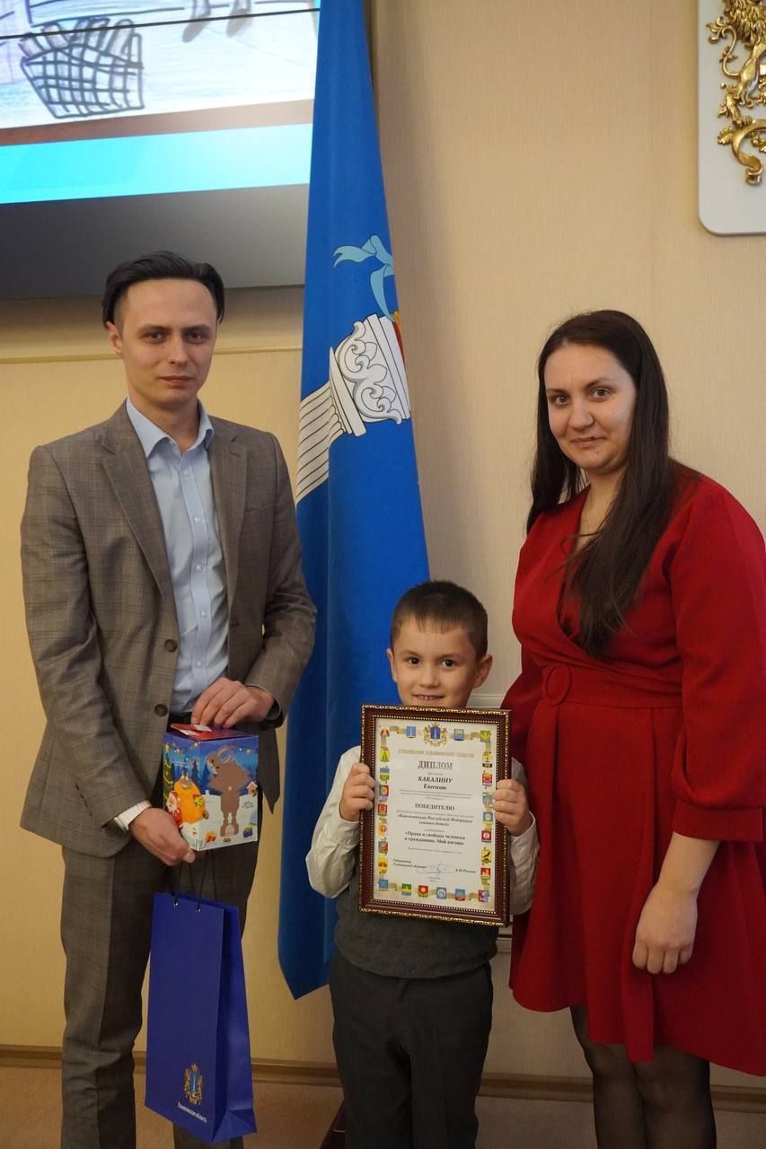 В Правительстве Ульяновской области вручили губернаторские награды лучшим юристам и призы юным художникам