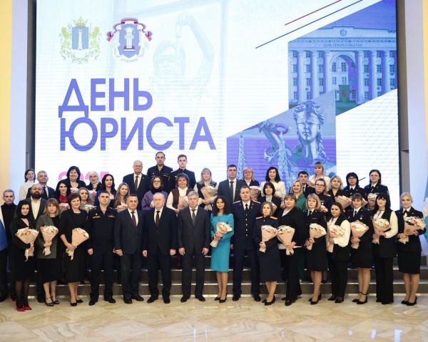 Губернатор Ульяновской области Алексей Русских наградил лучших юристов региона