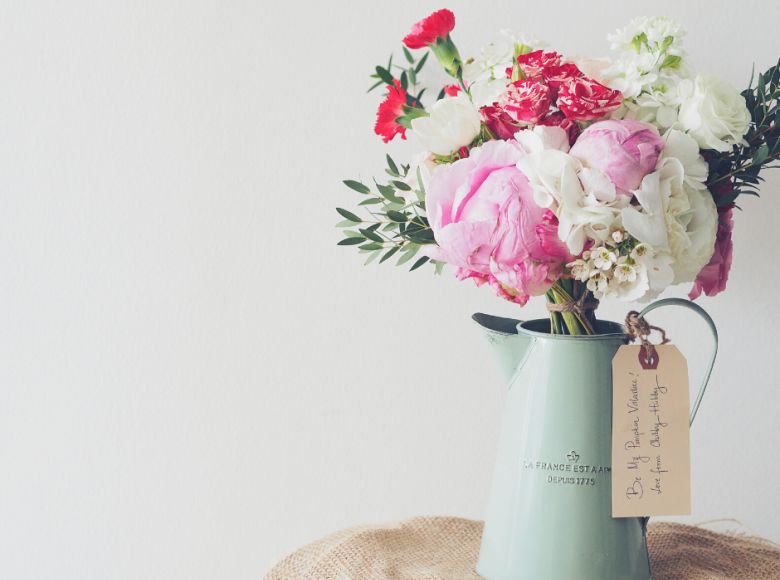 Милые дамы, сердечно поздравляем вас с 8 Марта!