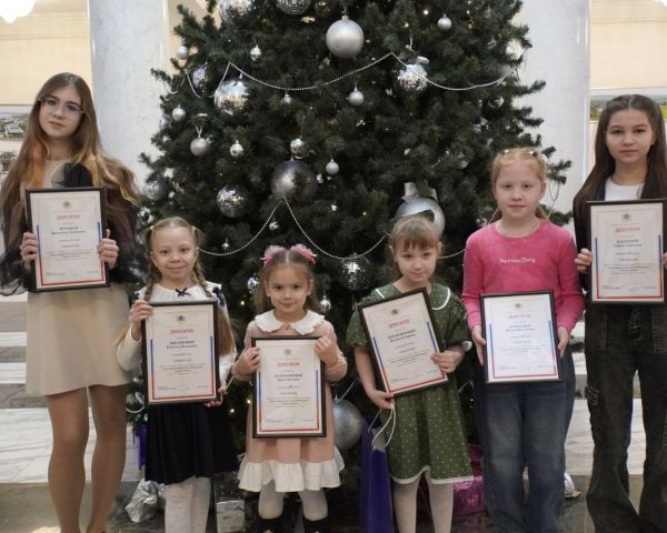 Созвездие талантов: в Ульяновске наградили победителей творческого конкурса «Конституция Российской Федерации глазами детей»
