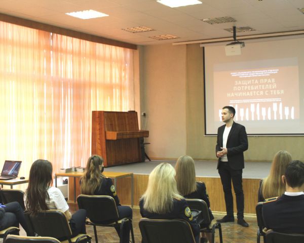 «Защита прав потребителей начинается с тебя!». Ульяновских студентов обучают «грамотным» покупкам