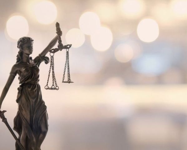 Ульяновское региональное отделение Ассоциации юристов России поздравляет адвокатов с профессиональным праздником!