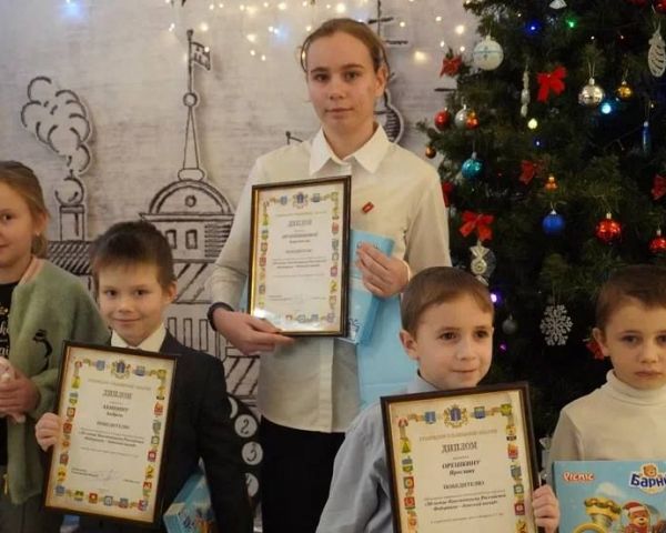 В Ульяновской области наградили победителей Губернаторского творческого конкурса «30-летие Конституции Российской Федерации - детский взгляд»