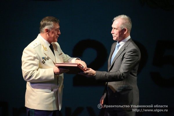 Член Президиума, Председатель Ульяновского регионального отделения Ассоциации юристов России, Губернатор Сергей Морозов вручил благодарственные письма сотрудникам и ветеранам прокуратуры Ульяновской области