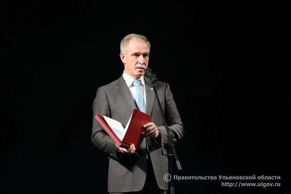 Член Президиума, Председатель Ульяновского регионального отделения Ассоциации юристов России, Губернатор Сергей Морозов вручил благодарственные письма сотрудникам и ветеранам прокуратуры Ульяновской области