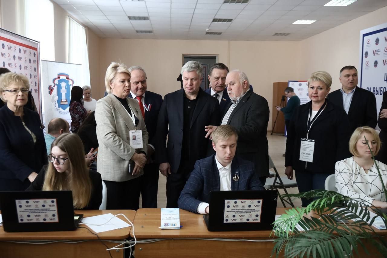 Губернатор Ульяновской области осмотрел работу Регионального Центра общественного наблюдения за выборами Президента Российской Федерации Губернатор Ульяновской области осмотрел работу Регионального Центра общественного наблюдения за выборами Президента Российской Федерации