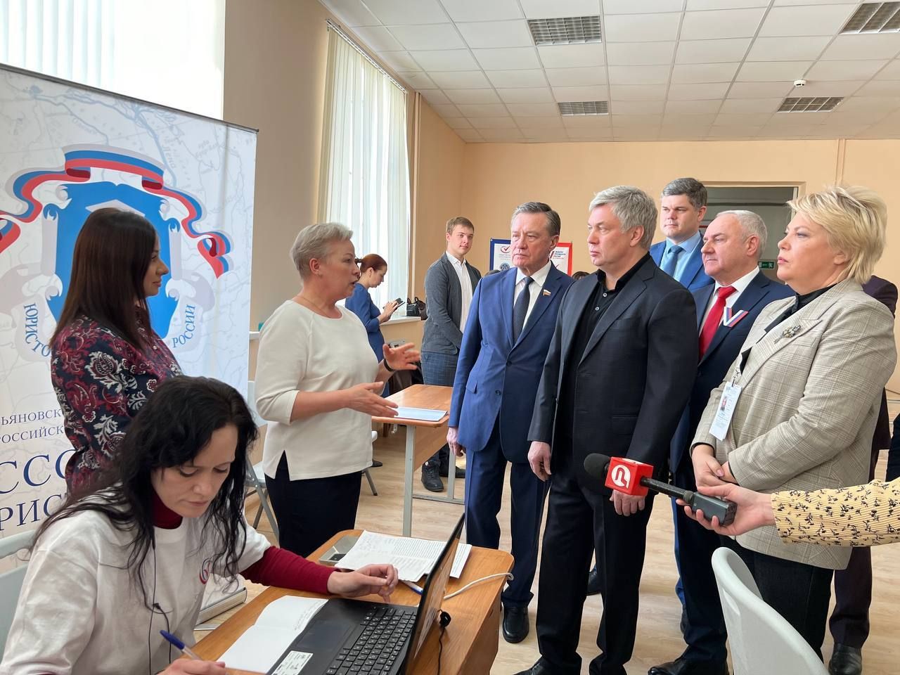 Губернатор Ульяновской области осмотрел работу Регионального Центра общественного наблюдения за выборами Президента Российской Федерации Губернатор Ульяновской области осмотрел работу Регионального Центра общественного наблюдения за выборами Президента Российской Федерации