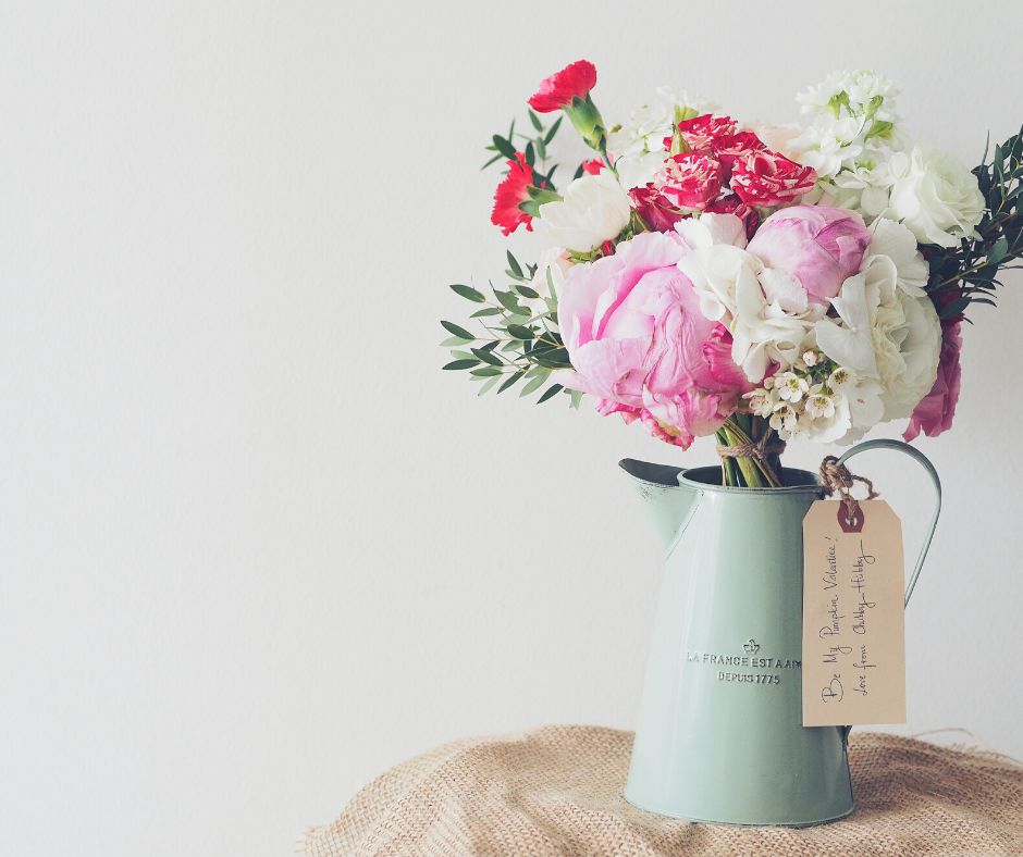 Милые дамы, сердечно поздравляем вас с 8 Марта!