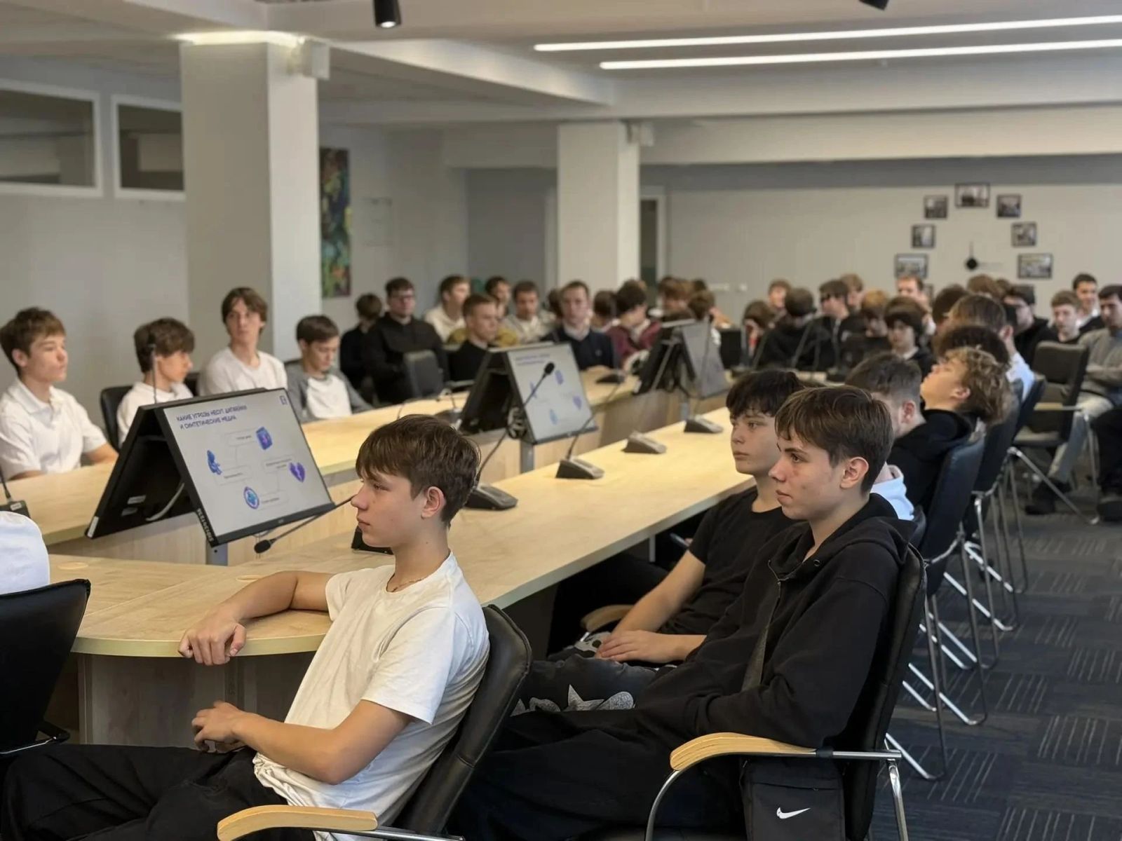 Осторожно, цифровая ловушка! О безопасности в век нейросетей и ложной информации