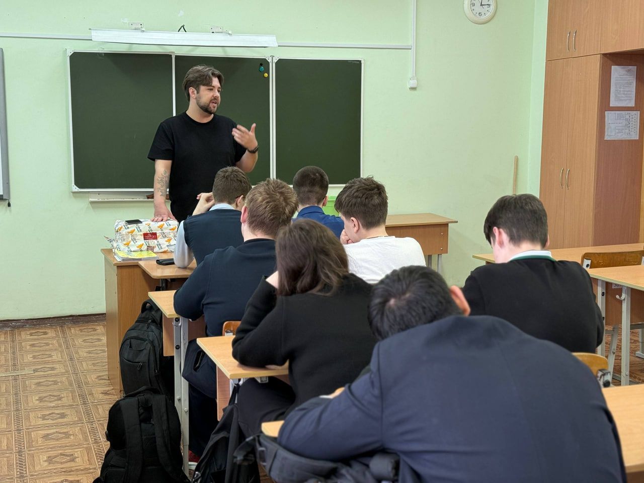 Подросток в сети: всё, что нужно знать о киберпространстве