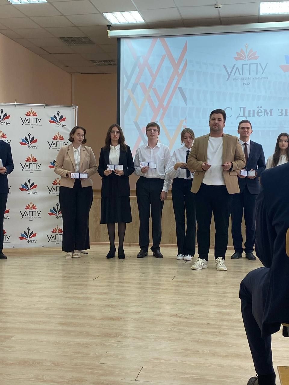 Председатель молодёжного крыла Ульяновского реготделения Ассоциации юристов России вручил первые студенческие билеты Председатель молодёжного крыла Ульяновского реготделения Ассоциации юристов России вручил первые студенческие билеты