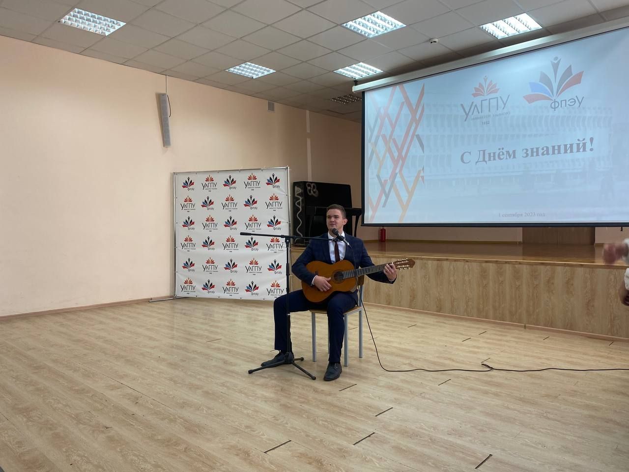 Председатель молодёжного крыла Ульяновского реготделения Ассоциации юристов России вручил первые студенческие билеты Председатель молодёжного крыла Ульяновского реготделения Ассоциации юристов России вручил первые студенческие билеты