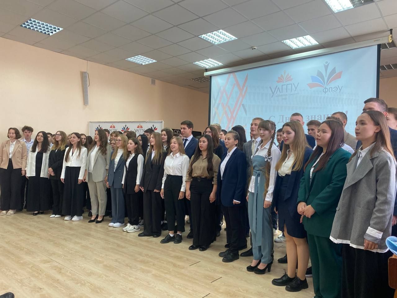 Председатель молодёжного крыла Ульяновского реготделения Ассоциации юристов России вручил первые студенческие билеты Председатель молодёжного крыла Ульяновского реготделения Ассоциации юристов России вручил первые студенческие билеты