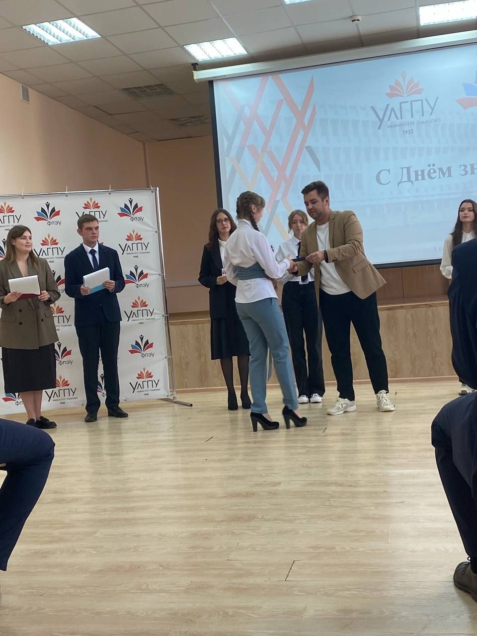 Председатель молодёжного крыла Ульяновского реготделения Ассоциации юристов России вручил первые студенческие билеты Председатель молодёжного крыла Ульяновского реготделения Ассоциации юристов России вручил первые студенческие билеты