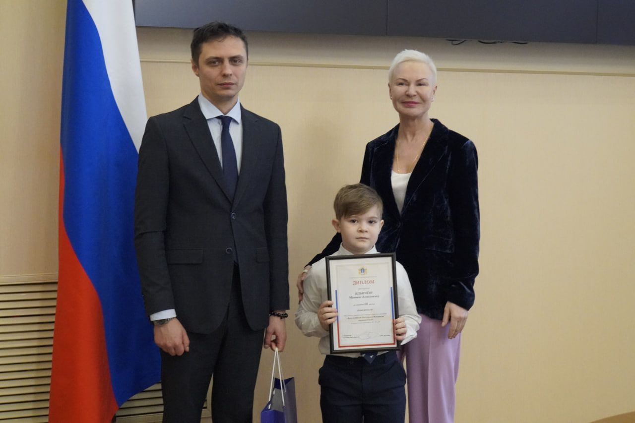 Созвездие талантов: в Ульяновске наградили победителей творческого конкурса «Конституция Российской Федерации глазами детей»