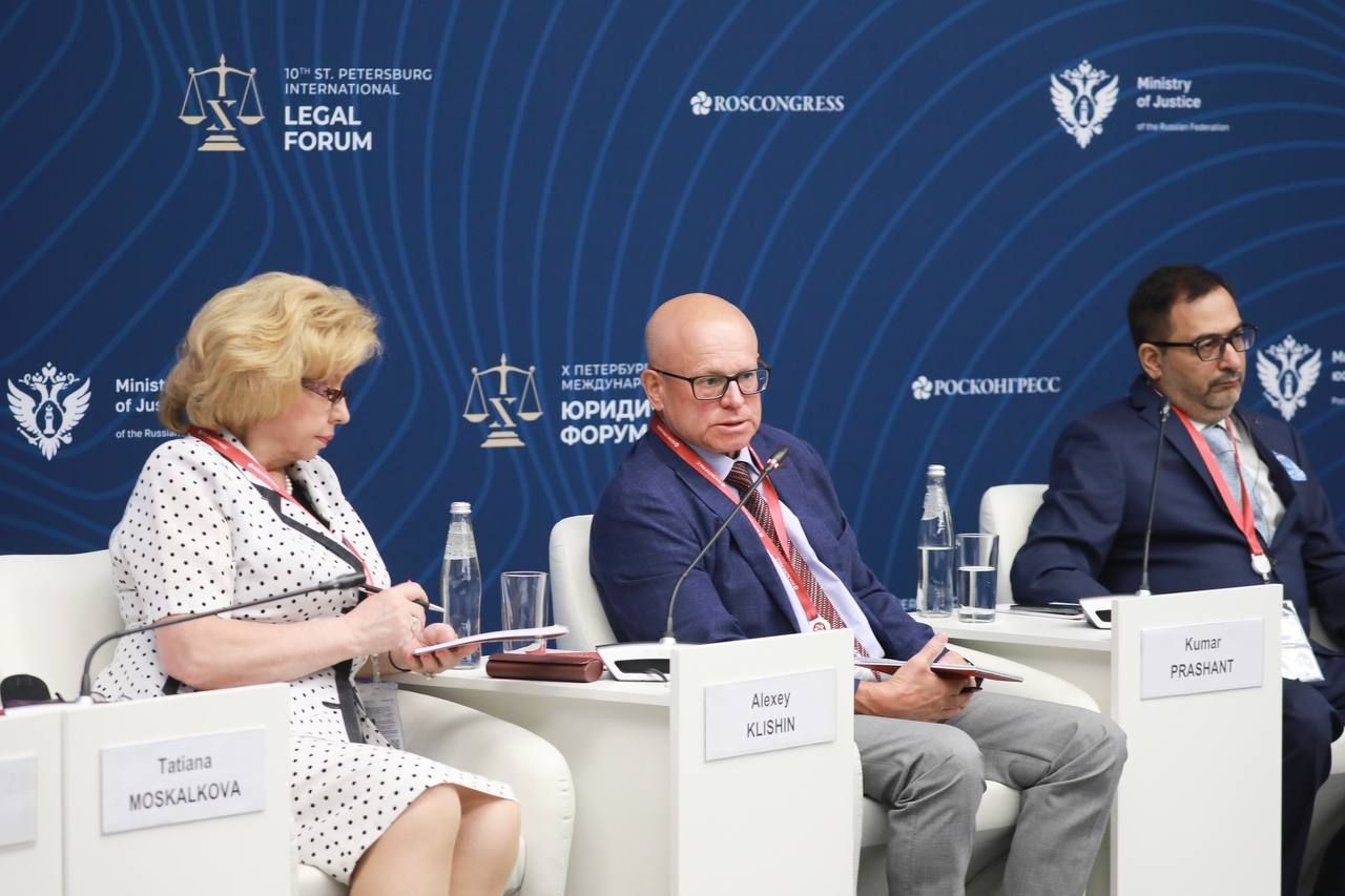 Своих не бросаем! На ПМЮФ-2022 обсудили защиту прав соотечественников за рубежом Своих не бросаем! На ПМЮФ-2022 обсудили защиту прав соотечественников за рубежом