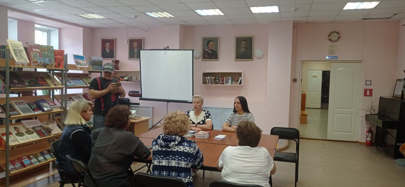 Ульяновские юристы передали книги библиотеке имени Сергея Владимировича Михалкова Ульяновские юристы передали книги библиотеке имени Сергея Владимировича Михалкова
