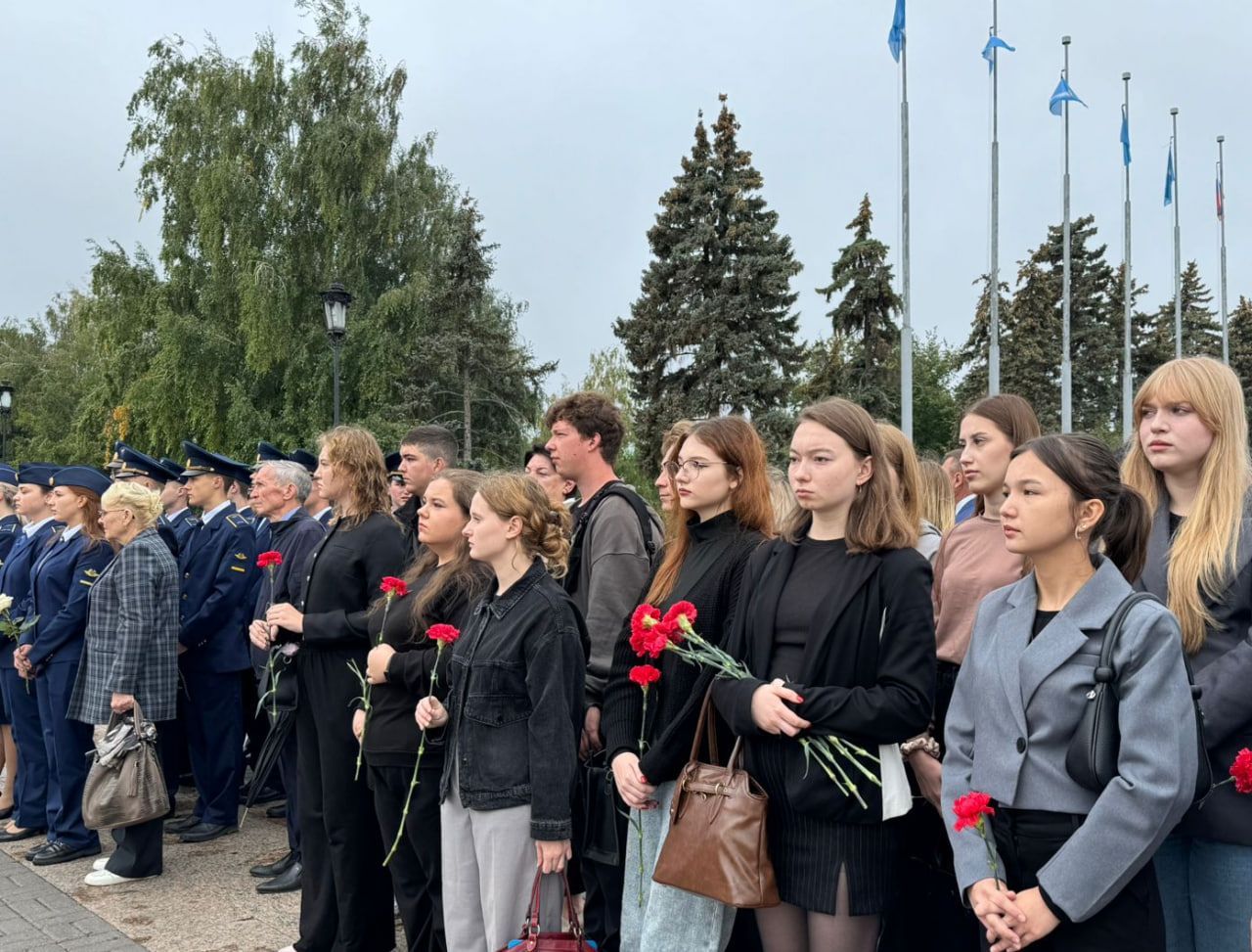 В память о бесланских ангелах: в Ульяновске возложили цветы к памятнику Герою России Дмитрию Разумовскому