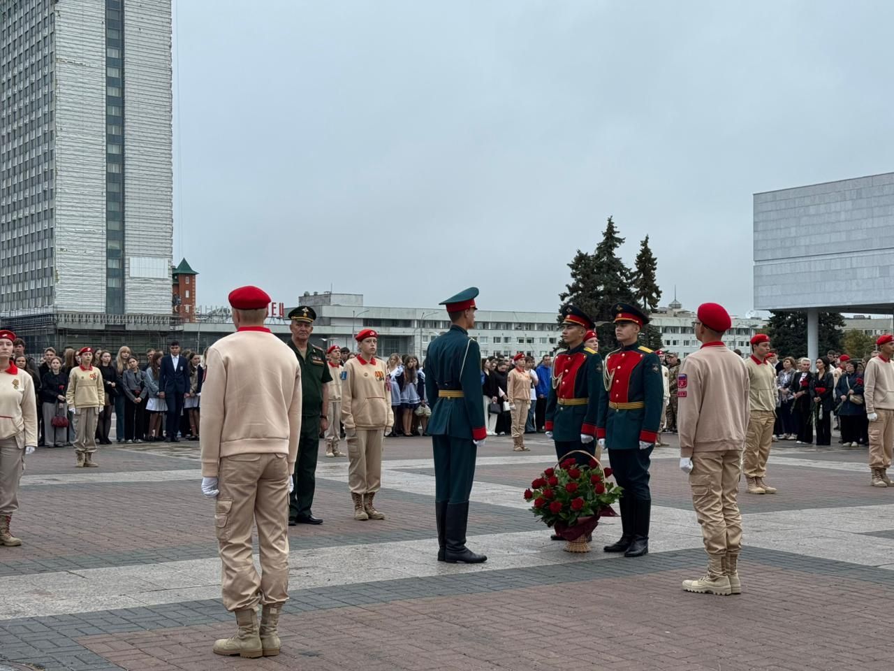 В память о бесланских ангелах: в Ульяновске возложили цветы к памятнику Герою России Дмитрию Разумовскому