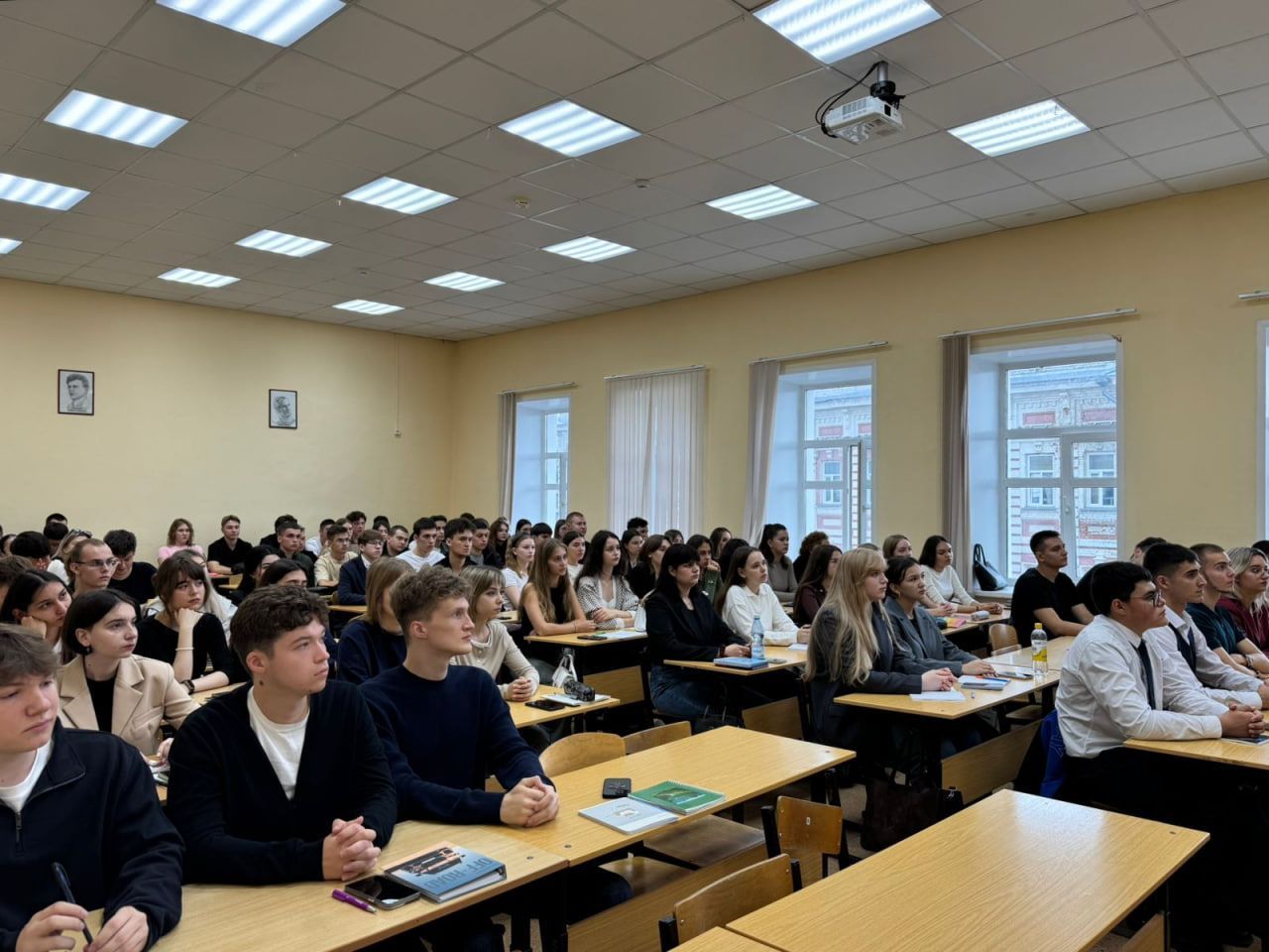 В память о бесланских ангелах: в Ульяновске возложили цветы к памятнику Герою России Дмитрию Разумовскому