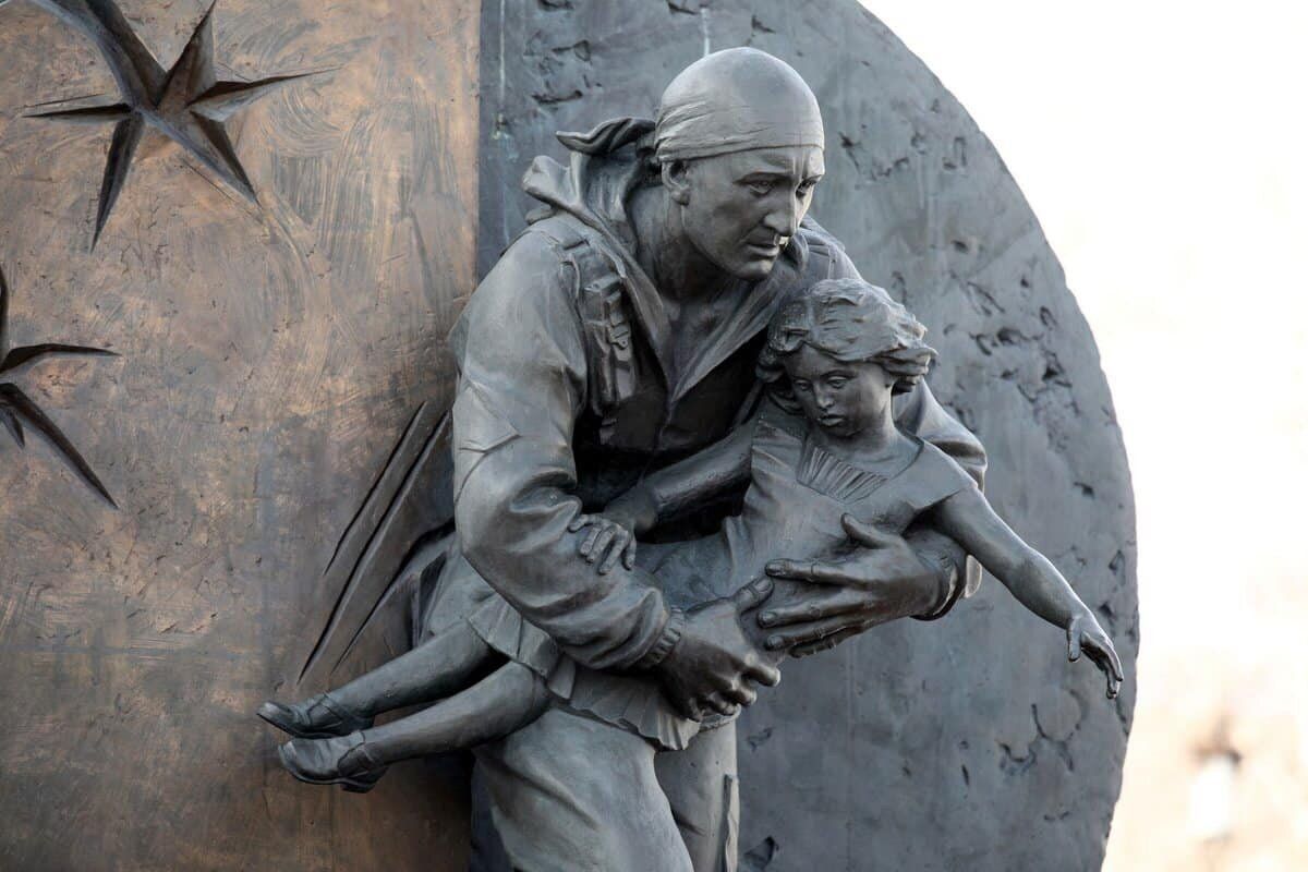 В память о бесланских ангелах: в Ульяновске возложили цветы к памятнику Герою России Дмитрию Разумовскому